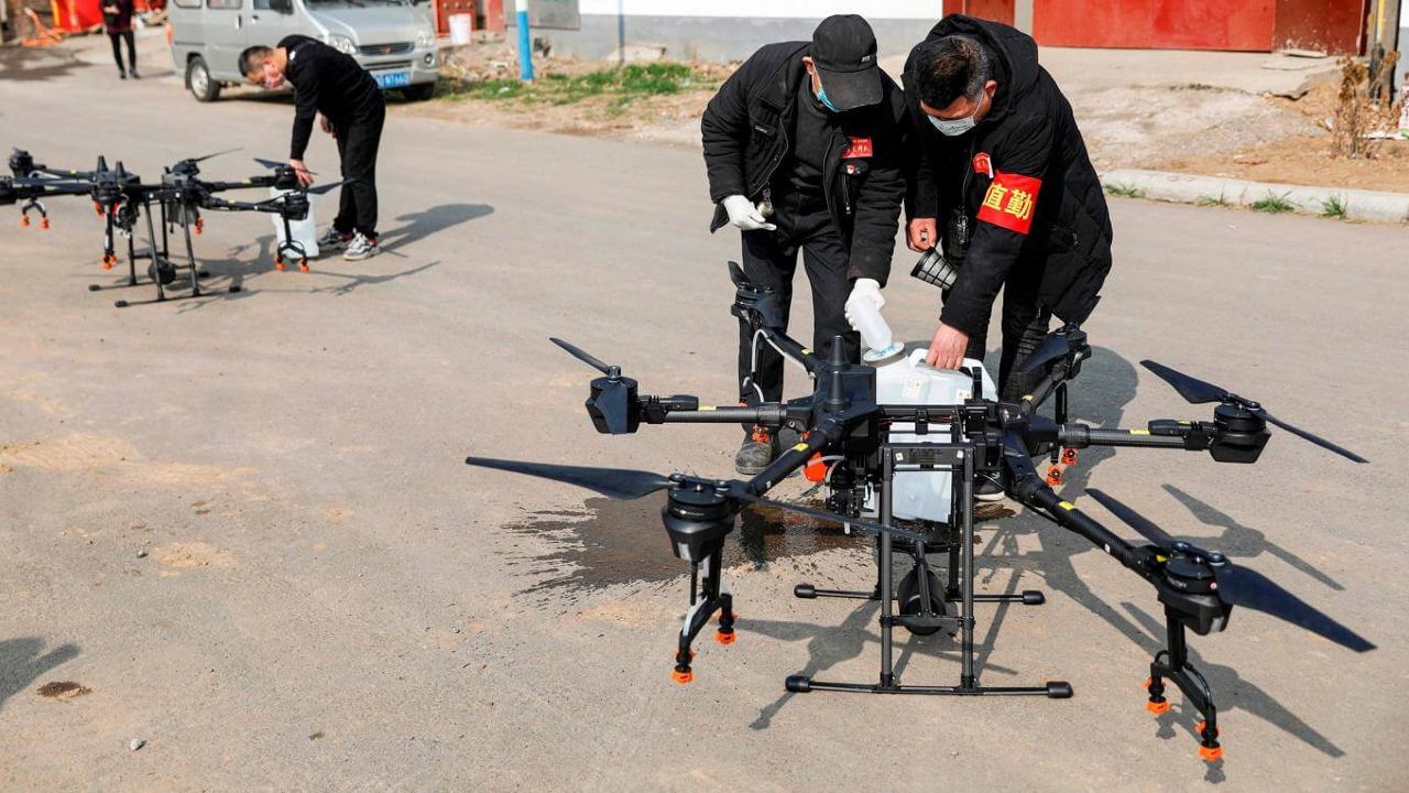 A trav&eacute;s de varios drones, desinfectan diversas zonas de China. (Foto: AFP / STR)