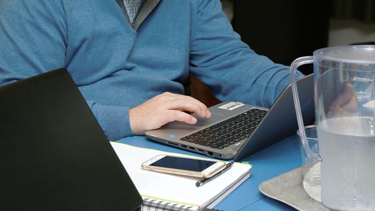 Laptop y acceso a Internet, b&aacute;sicos para el teletrabajo
